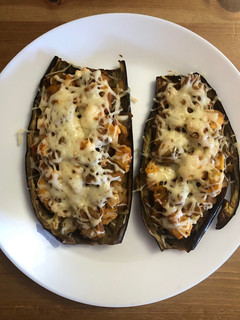 Una foto de Berenjena gratinada rellena de pollo y cebolla