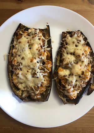 Una foto de Berenjena gratinada rellena de pollo y cebolla