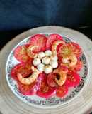 Ensalada de tomate azul, gambones y Mozzarella