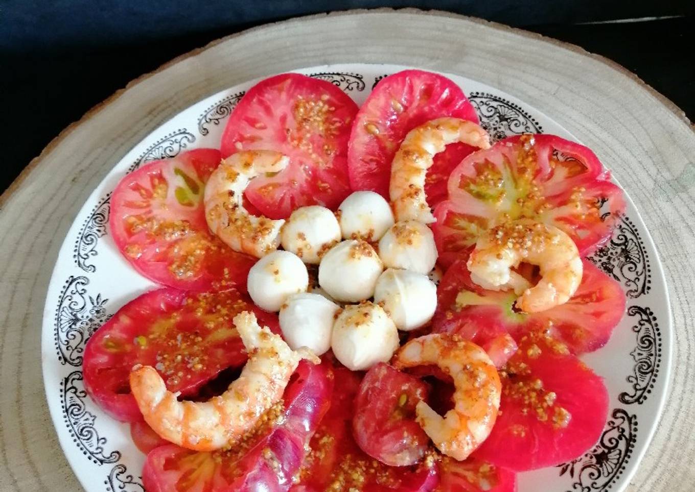 Ensalada de tomate azul, gambones y Mozzarella