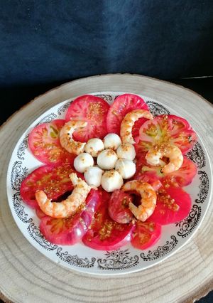 Una foto de Ensalada de tomate azul, gambones y Mozzarella