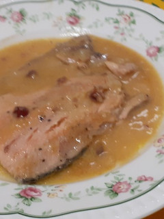 Una foto de Trucha asalmonada en salsa de queso con arándanos..🐟🐟🧀🧀