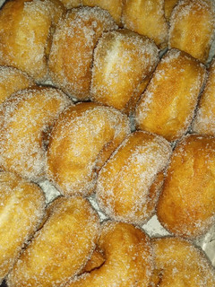 Una foto de Rosquitas, rosquillas, donas bañadas en azúcar!