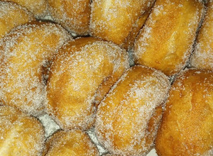 Una foto de Rosquitas, rosquillas, donas bañadas en azúcar!