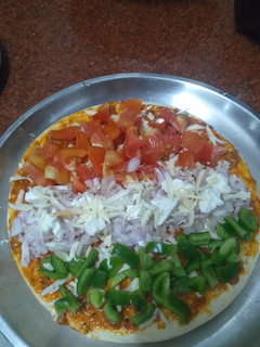 तिरंगा पिज़्ज़ा (Tiranga pizza Recipe In Hindi) रेसिपी मुख्य फोटो
