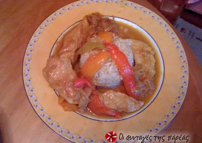 κύρια φωτογραφία συνταγής Κοτόπουλο φιλέτο με πολύχρωμες πιπεριές και κάρυ