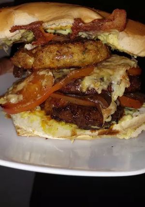 Una foto de Hamburguesa Tres elementos