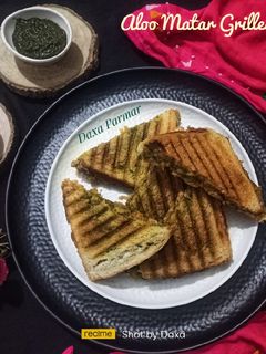 આલુ મટર ગ્રિલ્ડ સેન્ડવીચ (Aloo Matar Grilled Sandwich Recipe In Gujarati) રેસીપી મુખ્ય ફોટો