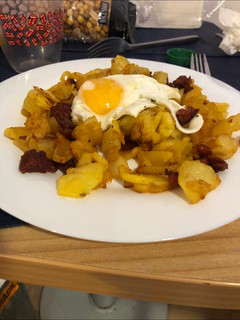 Una foto de Patatas con huevo y chorizo