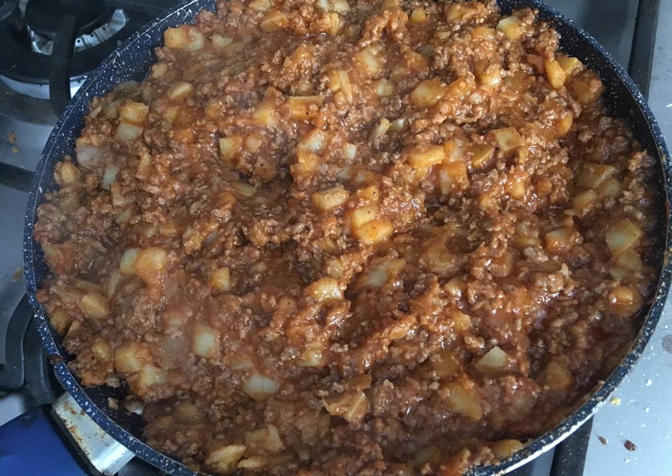 Picadillo con papas y puré de tomate