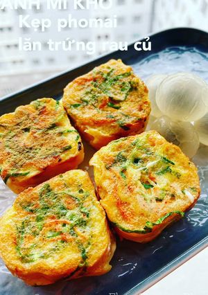 Hình của món Bánh mì khô kẹp phomai lăn rau củ.