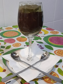 Una foto de Chocolate con higos frescos y galletas de té matcha
