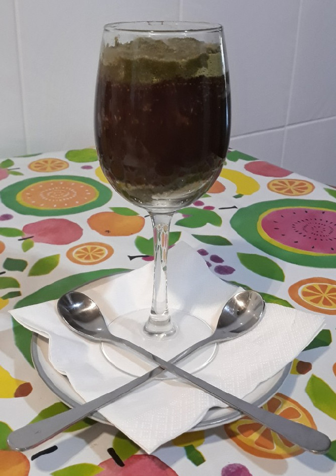 Una foto de Chocolate con higos frescos y galletas de té matcha