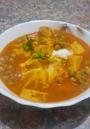 A picture of Matar paneer.