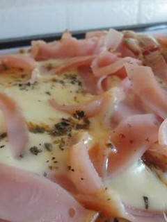 Una foto de Pizza casera fácil y rápida 🍕🧀🍅
