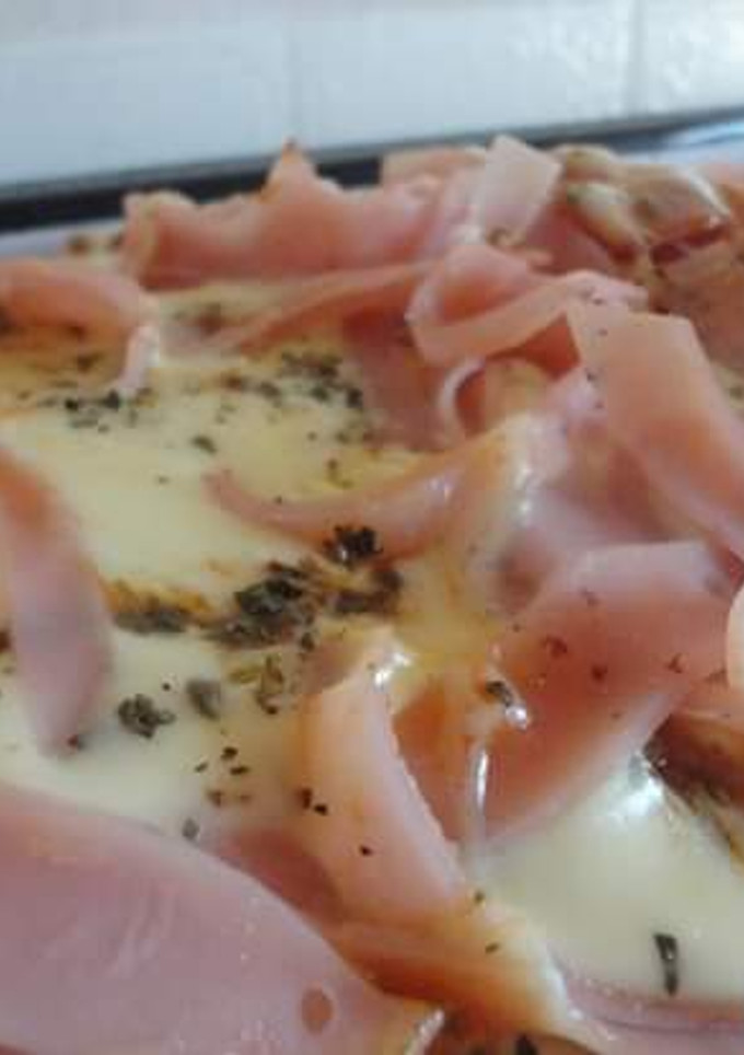 Una foto de Pizza casera fácil y rápida 🍕🧀🍅