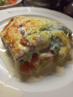 Una foto de Pescado a la crema con espinaca y tomate
