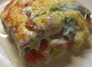 Una foto de Pescado a la crema con espinaca y tomate