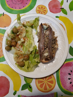 Una foto de Tostada de revuelto de alcachofas con cebolla y guarnición