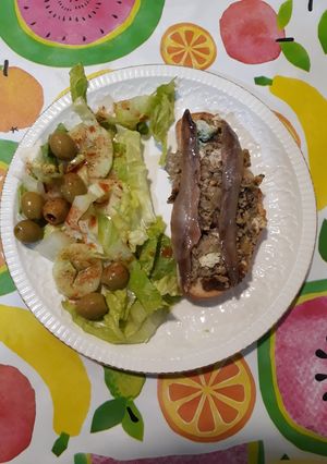 Una foto de Tostada de revuelto de alcachofas con cebolla y guarnición