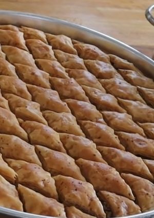 ટર્કિશ વૉલનટ ટવીશ્ટ બકલાવા (Turkis Walnut Twist Baklava Recipe In Gujarati) રેસીપી મુખ્ય ફોટો