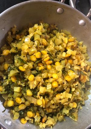 A picture of Cauliflower leaves vegetable.
