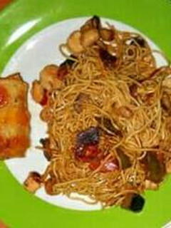 Una foto de Pasta oriental (verdura, pollo y gambas)