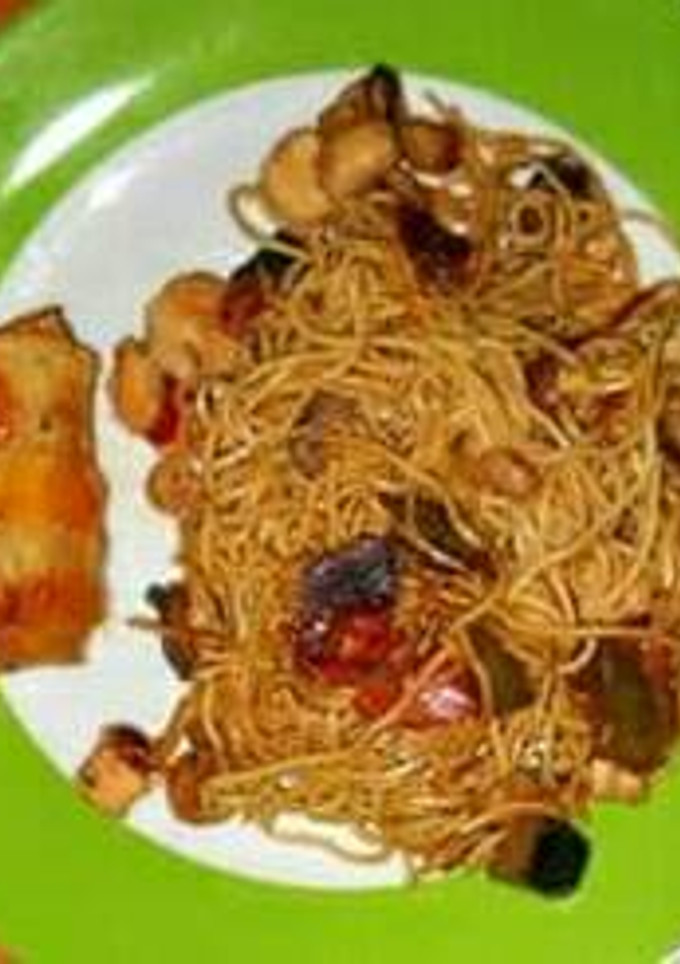 Una foto de Pasta oriental (verdura, pollo y gambas)