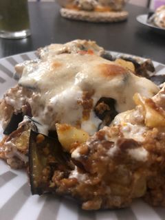 صورة لوصفة مسقعة باللحم المفروم والصلصة البيضاء 👌🏻😋