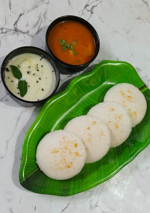 A picture of Idli Sambar.