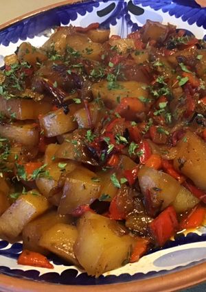 Une photo de Pommes de terre roseval sautées aux poivrons corne et herbes aromatiques