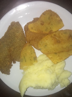 Una foto de Milanesa de carne milanesa de papa y puré