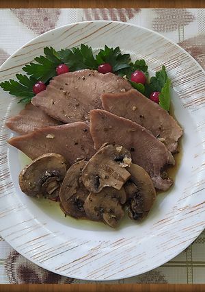 Фото Язык с шампиньонами запечённый в фольге.