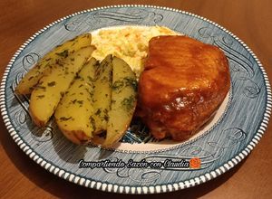 Una foto de Chuletas rellenas a la BBQ Y en su jugo con papas al horno 🌹
