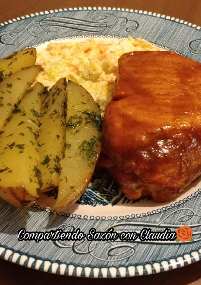 Una foto de Chuletas rellenas a la BBQ Y en su jugo con papas al horno 🌹
