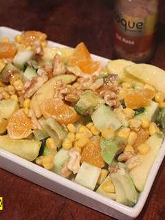 Una foto de Ensalada de aguacate, mandarina, manzana y sal rosa del Tibet "apto para diabéticos"