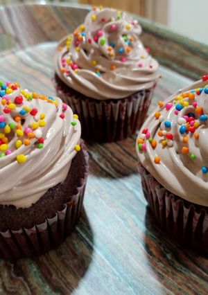 चॉकोलेट कप केक (Chocolate cup cake recipe in marathi) रेसिपी चे मुख्य फोटो 