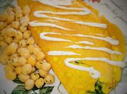 Una foto de omelette de espinaca y queso