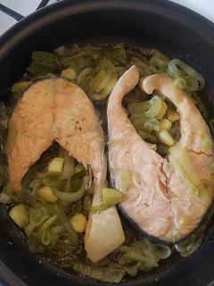 Una foto de Rodajas de salmón al vino