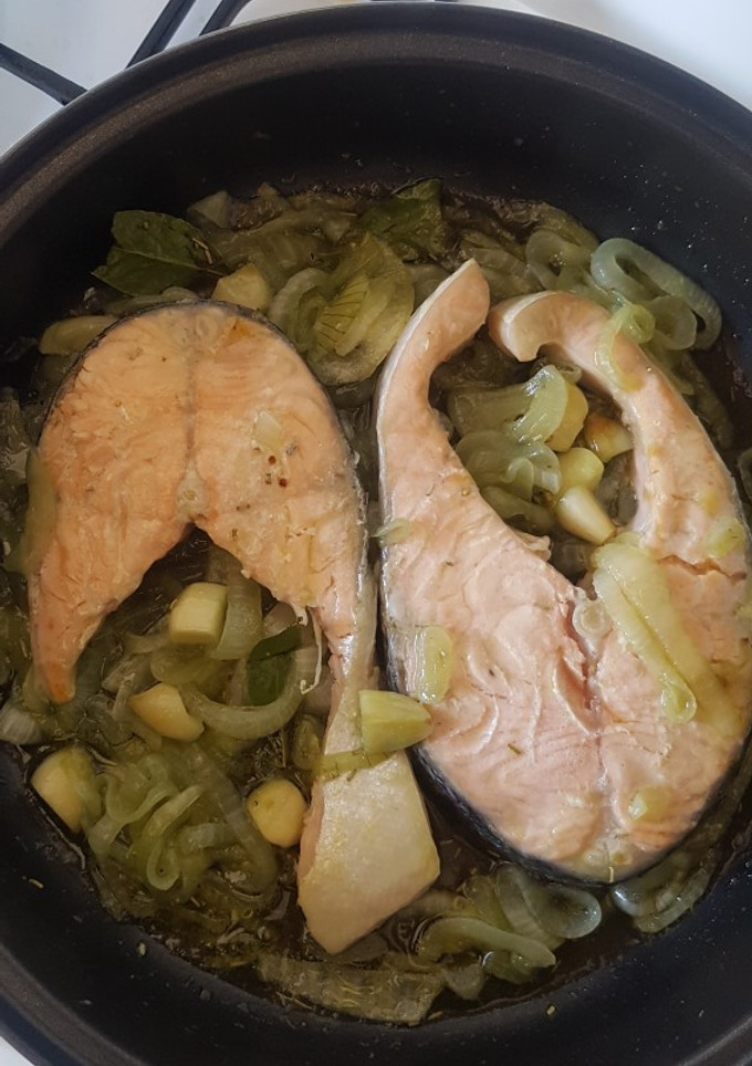 Una foto de Rodajas de salmón al vino