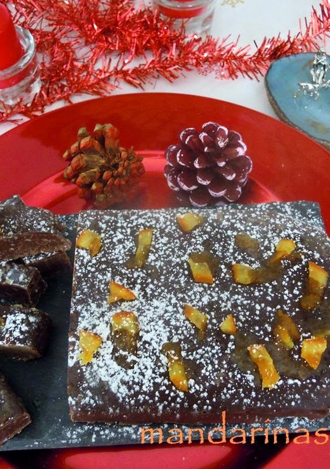 Una foto de Turrón de chocolate, mandarinas y miel