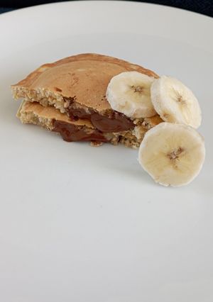 Une photo de Pancake banane, beurre de cacahuète et chocolat