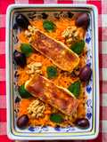 Queso Halloumi grillado, sobre colchón de zanahoria con nueces, menta y aceitunas Kalamata 🧀🫒🥕🌱