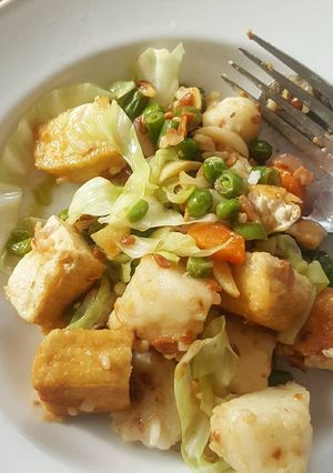 A picture of Boil yam with veggies.