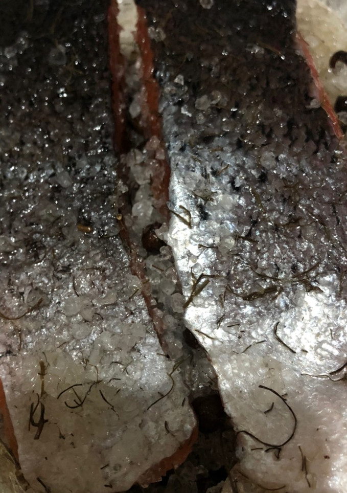 Una foto de Gravlax de salmón