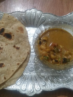 வெள்ளை காராமணி கிரேவி வித் சப்பாத்தி (Vellai kaaramani gravy with chappathi recipe in tamil) செய்முறை முக்கிய புகைப்படம்