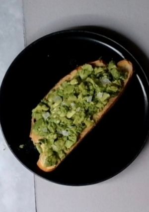 Una foto de Tostada de Aguacate