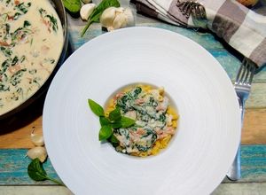 Olasz tészta prosciuttoval és spenóttal mascarpone szószban recept fotója