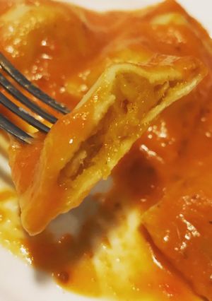 Una foto de Ravioles de batata con Salsa Rossini