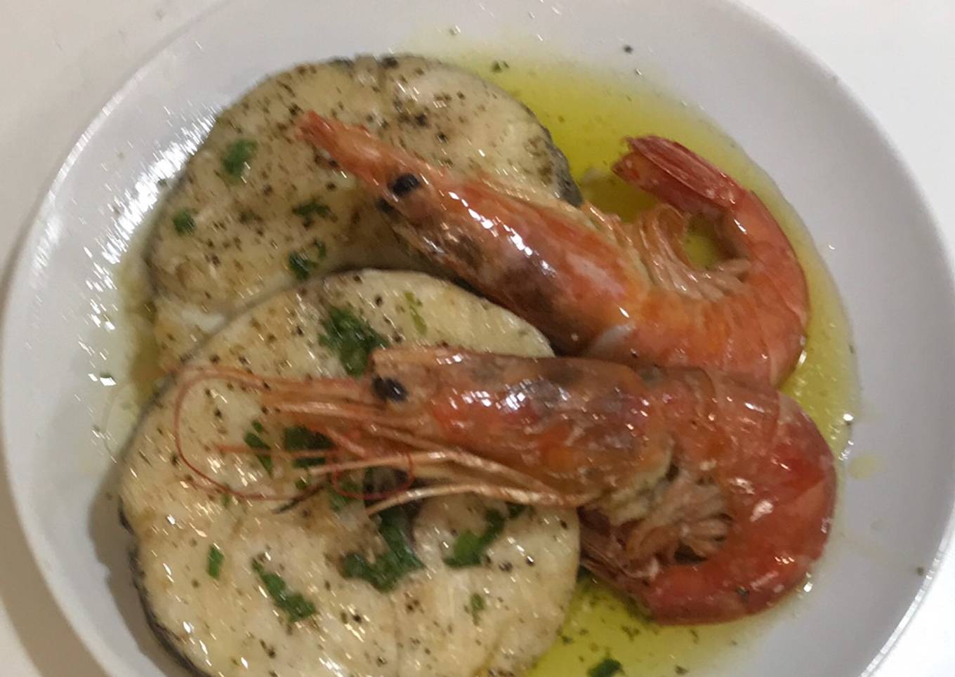 Tronco de merluza a la plancha con gambones